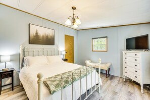 2 soverom, skrivebord, strykejern/-brett og reiseseng for barn