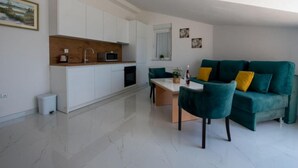 A modern apartment with a kitchen, dining area, and living room. - Villa Tomi (Trogir)