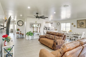 TV, books, stereo - 1 Mi to Rabobank Arena: Home w/ Gazebo! (Bakersfield)