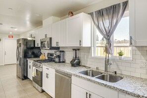 Fridge, microwave, oven, stovetop - 1 Mi to Rabobank Arena: Home w/ Gazebo! (Bakersfield)