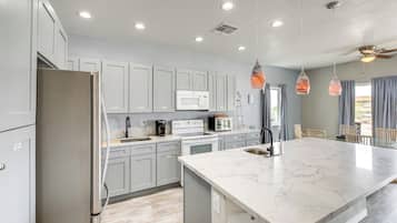 Fridge, microwave, stovetop, dishwasher