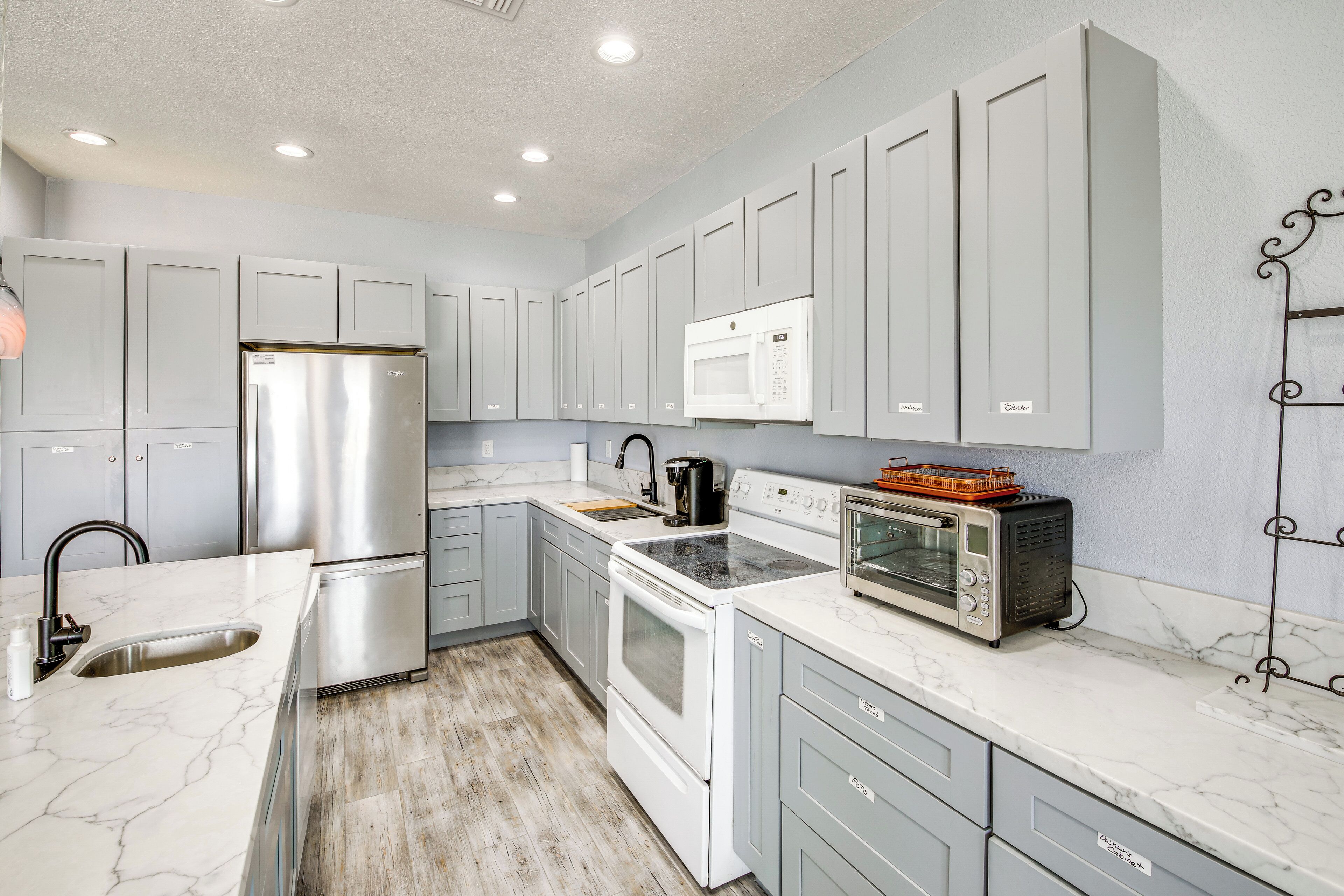 Fridge, microwave, stovetop, dishwasher