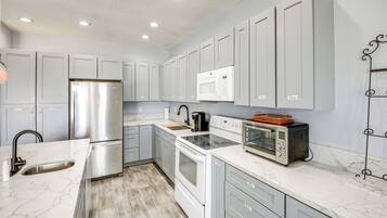 Fridge, microwave, stovetop, dishwasher