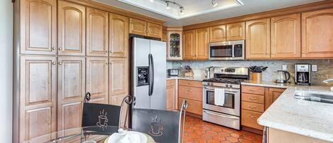 Fridge, microwave, stovetop, dishwasher