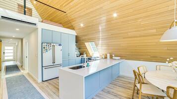 Kühlschrank, Mikrowelle, Herdplatte, Geschirrspüler