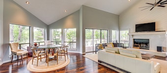Waterfront Seguin Lake House Near Downtown