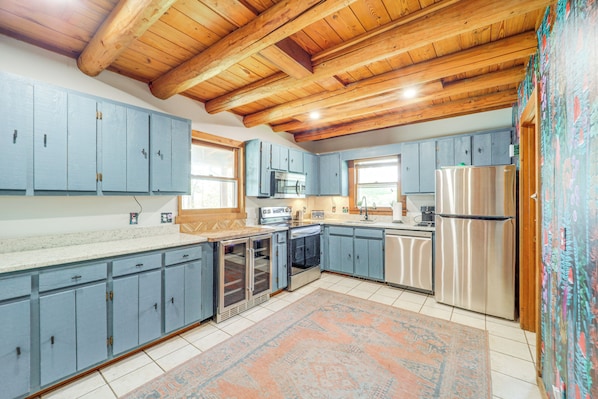 Fridge, microwave, stovetop, dishwasher