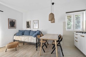 Appartement (One-Bedroom Apartment With Pool) | Salle de séjour | Télévision à écran plat de 32 pouces avec chaînes par câble