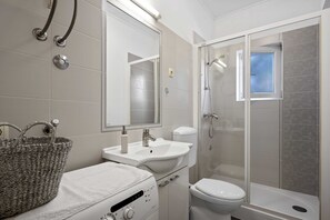 Apartment (One-Bedroom Apartment With Pool) | Bathroom