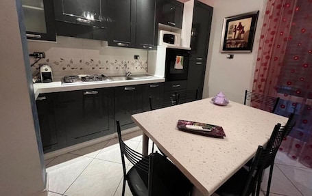 Fridge, microwave, oven, dishwasher. Charming 2-bedroom apartment with completed kitchen, nera Milano, Como and Swiss