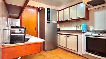 Geladeira, micro-ondas, cooktop, cafeteira/chaleira