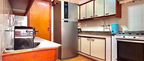 Réfrigérateur, micro-ondes, plaque de cuisson, cafetière/bouilloire