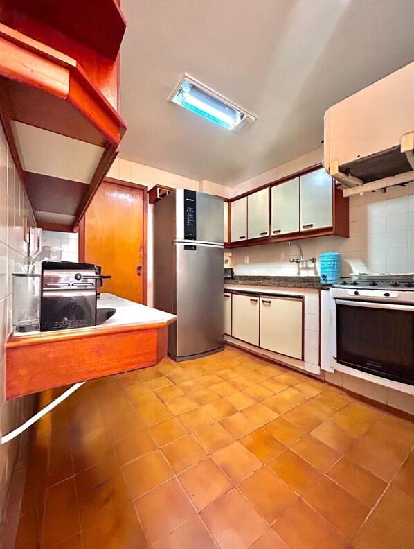 Geladeira, micro-ondas, cooktop, cafeteira/chaleira