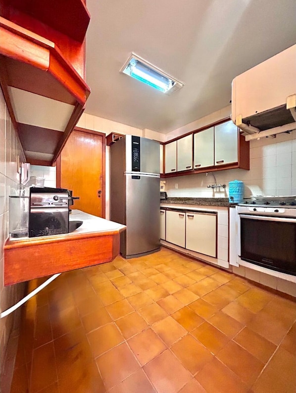 Geladeira, micro-ondas, cooktop, cafeteira/chaleira