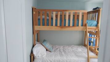 3 bedrooms, desk, iron/ironing board, free WiFi