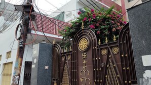 Una entrada protegida con ornamentación metálica detallada y un letrero con el número 5.