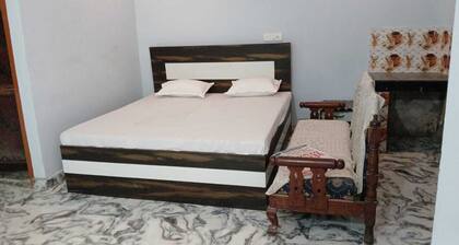 K. S. N. Varanasi Paying guest house.suitable for all