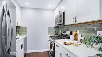 Réfrigérateur, micro-ondes, four, plaque de cuisson