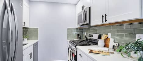 Réfrigérateur, four à micro-ondes, un four, surface de cuisson