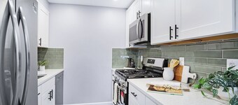 Modern 2-bedroom condo, Walk to metro