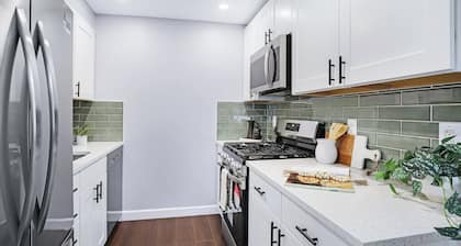 Modern 2-bedroom condo, Walk to metro