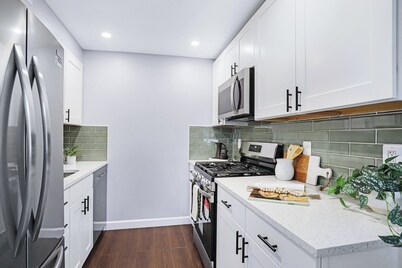 Modern 2-bedroom condo, Walk to metro