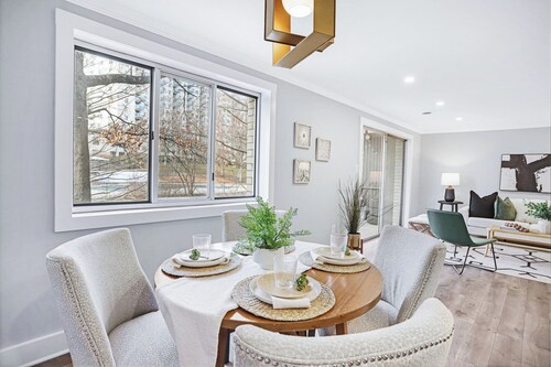 Modern 2-bedroom condo, Walk to metro