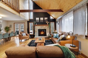 Smart-TV, Kamin, Videospiele, Tischtennisplatte