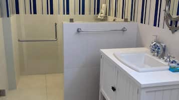 Deluxe Apartment | Bathroom