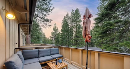 Ski Way by Avantstay Cozy Tahoe Home w/ Fireplace & Balcony