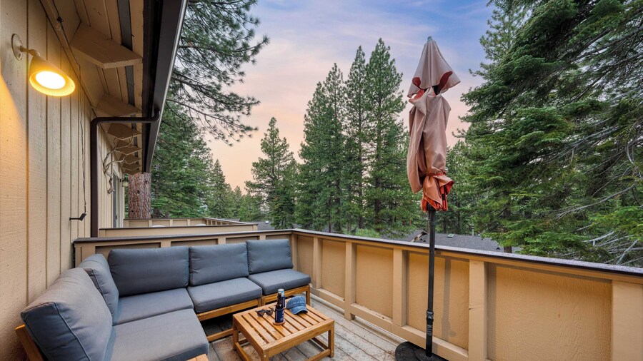 Ski Way by Avantstay Cozy Tahoe Home w/ Fireplace & Balcony