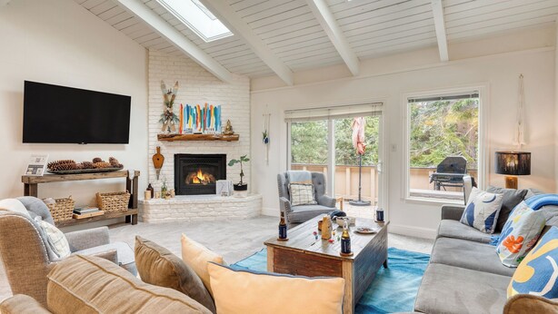 A living room with a fireplace, a television, and a comfortable seating area. - Ski Way by Avantstay Cozy Tahoe Home w/ Fireplace & Balcony (Incline Village)