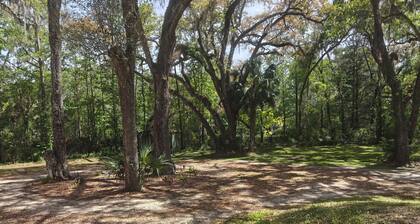 Wise Owl Retreat, a beautiful suite amongst towering oaks, on the River.