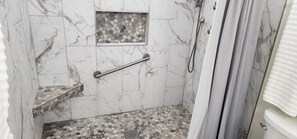 Douche, sèche-cheveux, serviettes fournies, savon