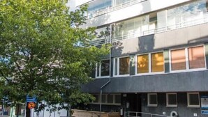 Un immeuble à plusieurs étages doté de grandes fenêtres et de balcons.