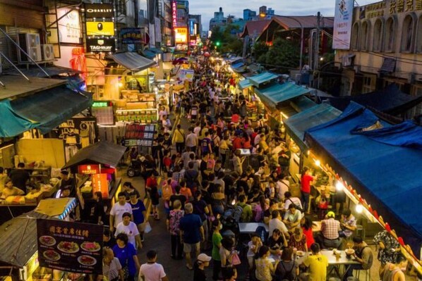 Una calle de mercado concurrida, con numerosos puestos y gente.