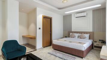Una habitación de hotel moderna con una cama grande, un escritorio, una silla y una mesita con una bandeja.