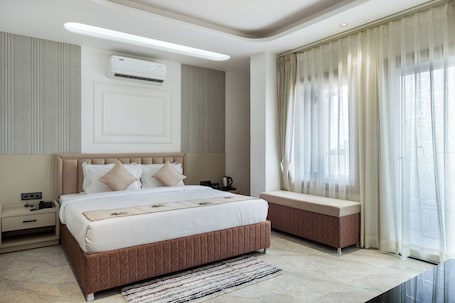 Luxury Room, Balcony, City View. Hotel Cordelia Inn
