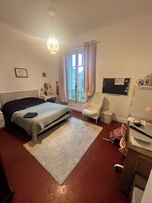 6 habitaciones, tabla de planchar con plancha, wifi y ropa de cama