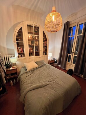 6 habitaciones, tabla de planchar con plancha, wifi y ropa de cama