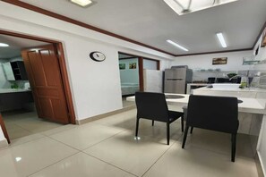 Microwave - Delightful apartment with WiFi in La Uruca, San José (San Rafael)