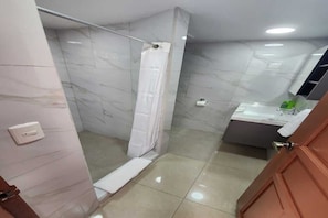 Haartrockner, HandtĂŒcher, Seife, Toilettenpapier