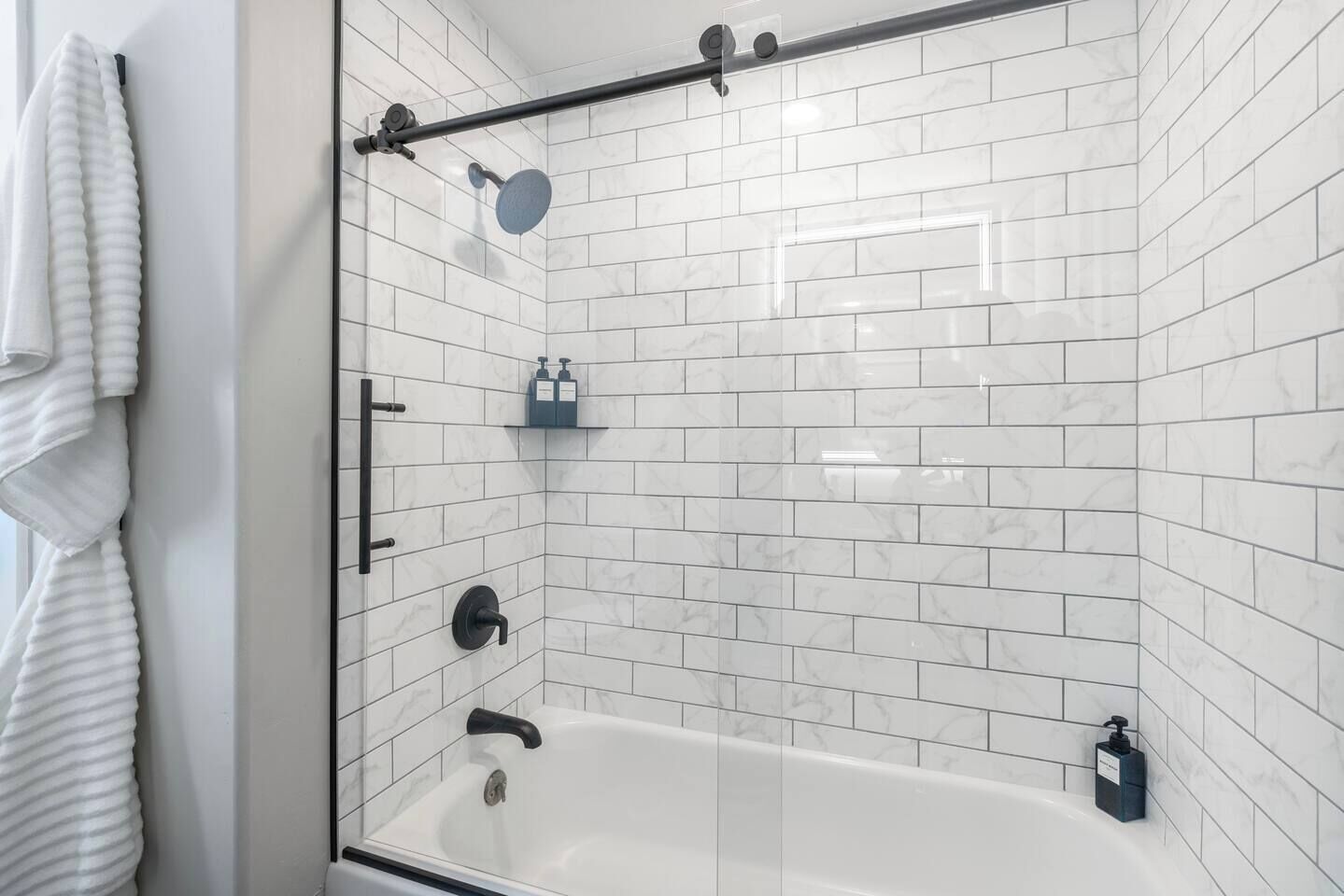 Douche, sèche-cheveux, serviettes fournies