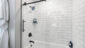 Douche, sèche-cheveux, serviettes fournies