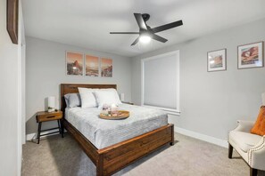 4 chambres, bureau, fer et planche à repasser, lit parapluie