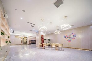 A spacious lobby with a marble floor, modern lighting fixtures, and a heart-shaped wall decoration. - Xi'an Sende Hotel (Chang'an University Wenyi Road Metro Station Branch), (Xi'an)