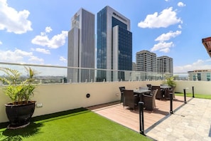Outdoor dining - Condo with rooftop pool&gym in Westlands (Nairobi)