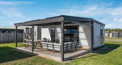 Eddyville â Laid-Back Cabin Within Easy Reach of the Beach