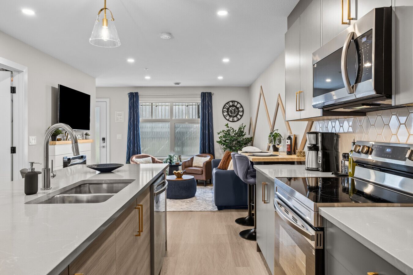 Køleskab, mikrobølgeovn, ovn, kogeplade