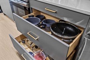 Een koelkast, een magnetron, een oven, een kookplaat